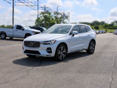 Used 2023 Volvo XC60 B5 Plus w/ Climate Package image 2