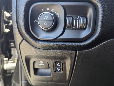 Used 2019 RAM 1500 Big Horn AWD/4WD image 18