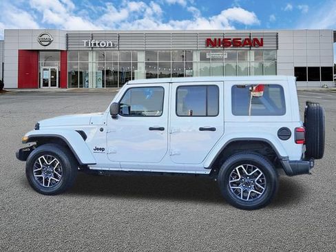 Used 2025 Jeep Wrangler Unlimited Sahara AWD/4WD image 7