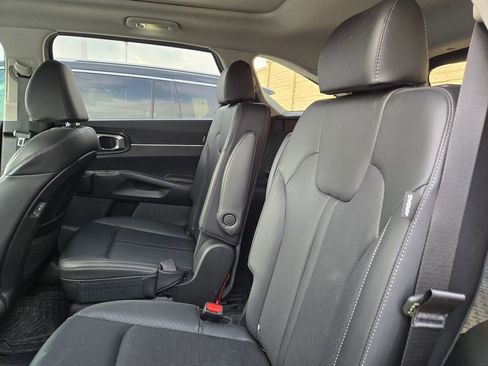 Used 2025 Kia Sorento EX w/ Panoramic Sunroof Package image 8