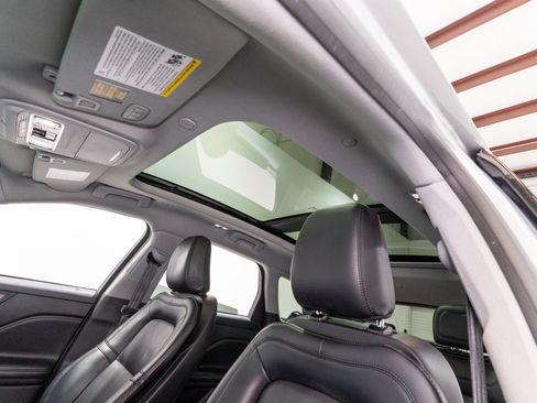 Used 2021 Lincoln Corsair AWD w/ Premium Package image 17