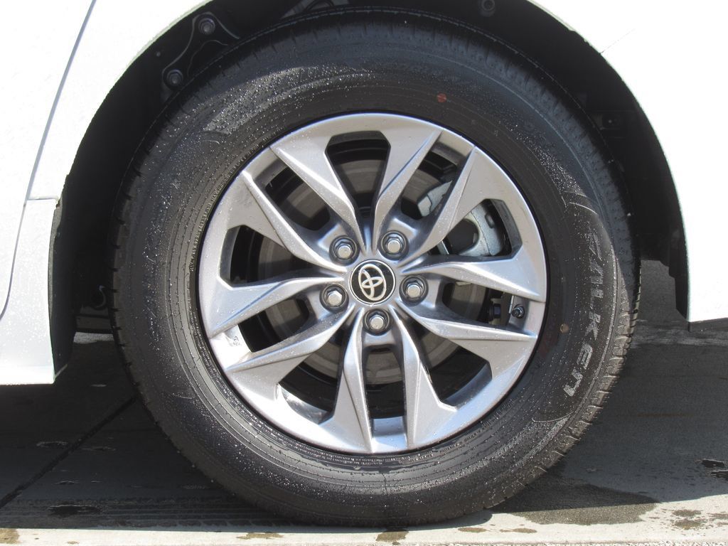 Certified 2024 Toyota Sienna XLE FWD image 39