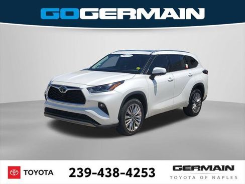 Certified 2024 Toyota Highlander Platinum FWD image 1