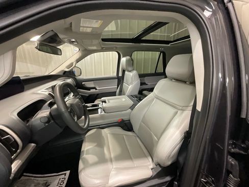 Used 2025 Ford Expedition Active AWD/4WD image 9