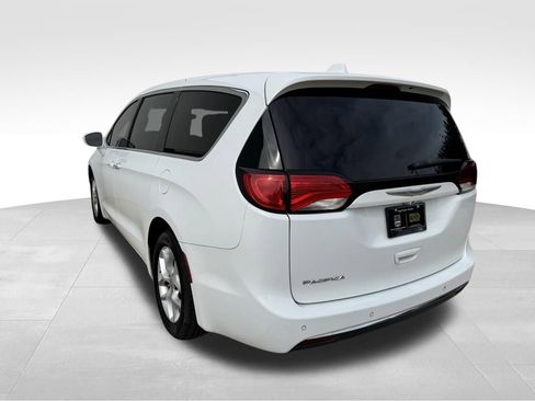 Used 2018 Chrysler Pacifica Touring Plus w/ Tire & Wheel Group FWD image 3