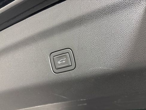 Used 2025 Chevrolet Suburban Z71 image 21