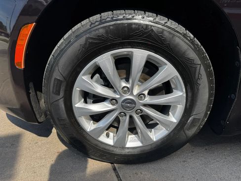Used 2018 Chrysler Pacifica Touring-L FWD image 20