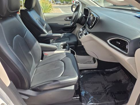 Used 2023 Chrysler Pacifica Touring-L FWD image 19