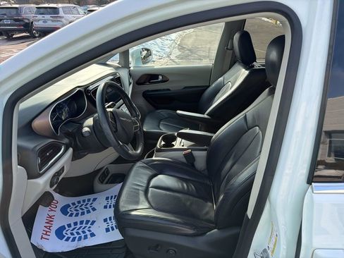 Used 2017 Chrysler Pacifica Touring-L Plus image 7
