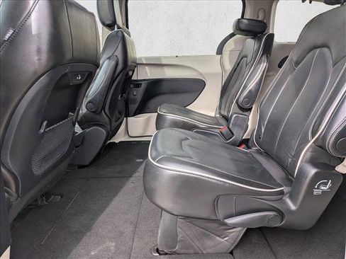 Used 2022 Chrysler Pacifica Limited image 17