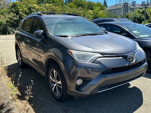 Used 2018 Toyota RAV4 XLE FWD image 3