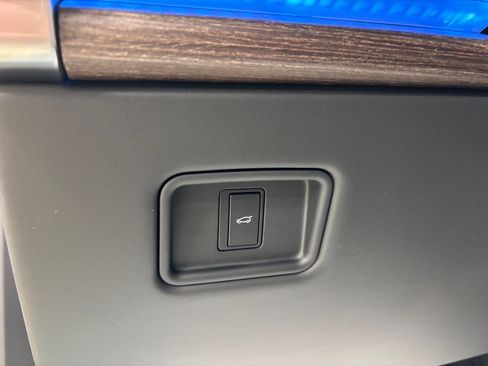 New 2025 Land Rover Range Rover Long Wheelbase SE image 21