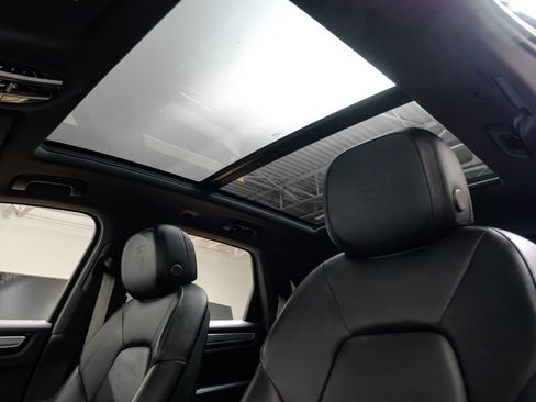 Used 2023 Porsche Cayenne Platinum Edition image 5