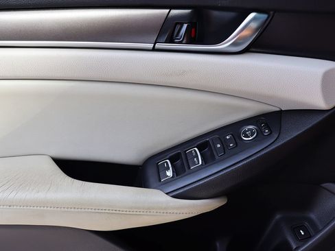 Used 2018 Honda Accord LX image 40