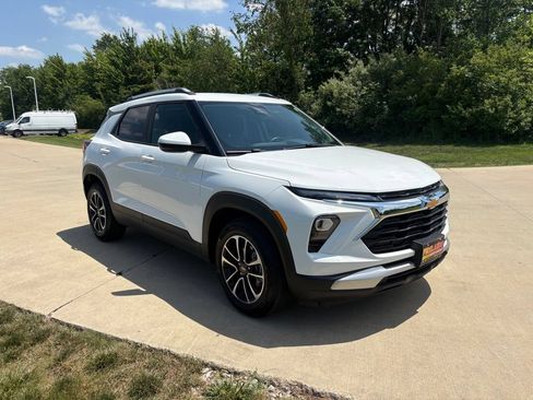 Used 2026 Chevrolet TrailBlazer LT w/ LT Cold Weather Package FWD image 11