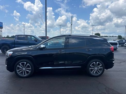 Used 2020 GMC Terrain Denali w/ Denali Premium Package FWD image 2