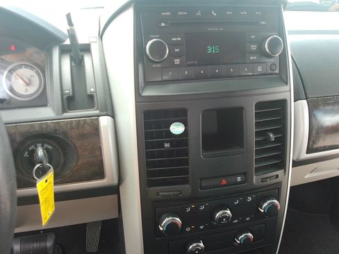 Used 2010 Dodge Grand Caravan SXT FWD image 17