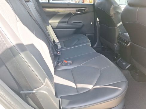 Used 2021 Toyota Highlander Limited image 32