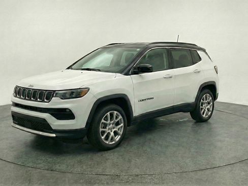 Used 2025 Jeep Compass Limited AWD/4WD image 2