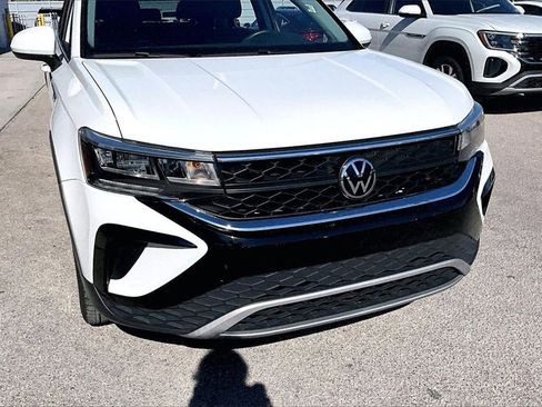 Certified 2023 Volkswagen Taos SE image 11