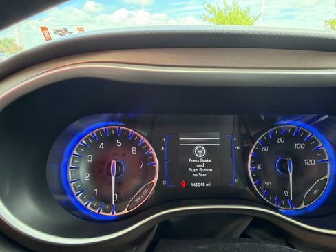 Used 2018 Chrysler Pacifica Touring Plus w/ Tire & Wheel Group FWD image 6