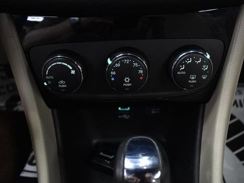 Used 2013 Chrysler 200 Limited FWD image 17