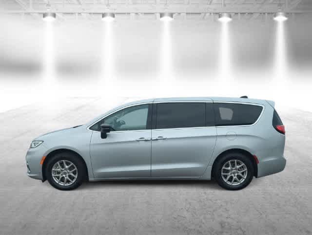 Certified 2024 Chrysler Pacifica Touring-L FWD image 5