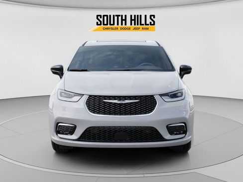 New 2026 Chrysler Pacifica Limited image 6