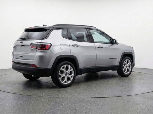 Used 2025 Jeep Compass Latitude image 9