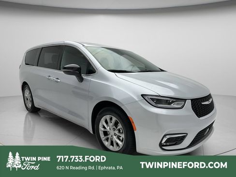 Used 2026 Chrysler Pacifica Limited FWD image 1