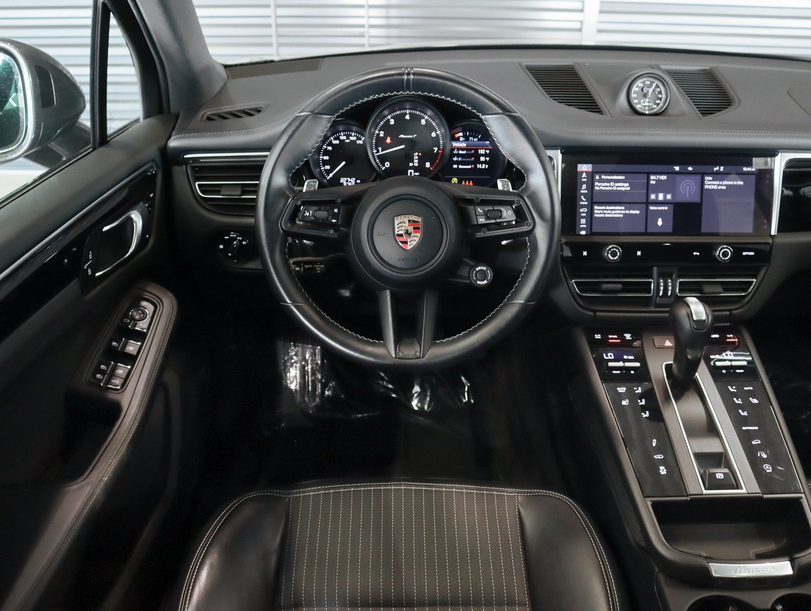 Used 2023 Porsche Macan Turbo AWD/4WD image 16