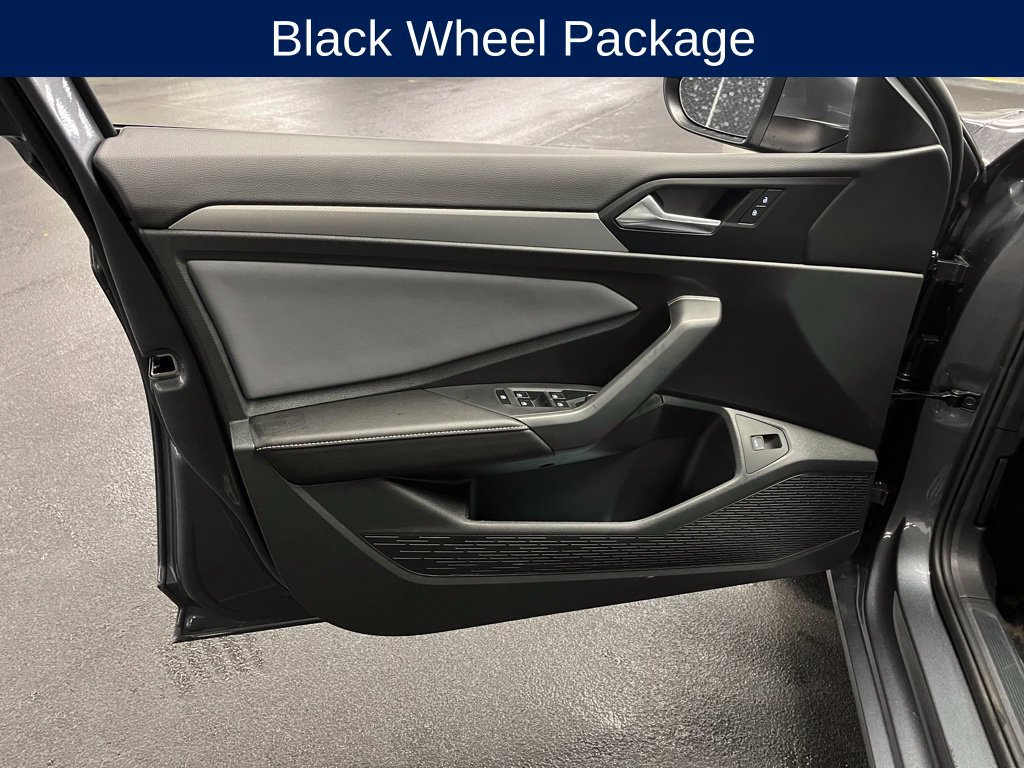 Used 2025 Volkswagen Jetta SE FWD image 14