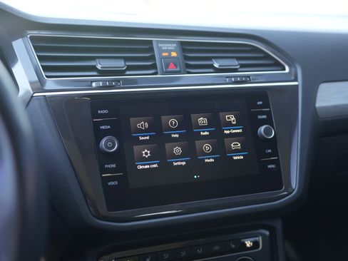 Used 2021 Volkswagen Tiguan SE w/ Panoramic Sunroof Package image 14