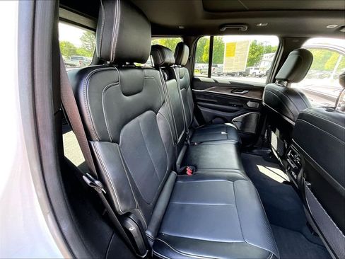 Used 2022 Jeep Grand Cherokee Overland AWD/4WD image 16