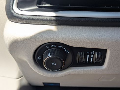 Used 2024 Chrysler Pacifica Touring-L image 31