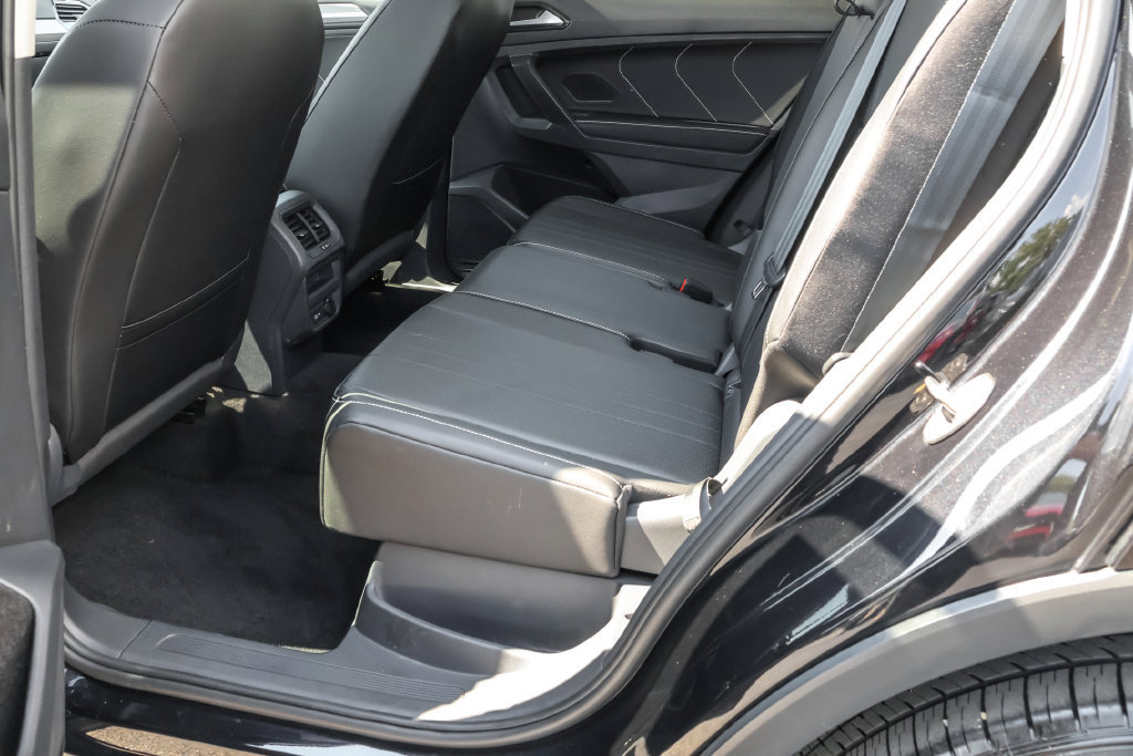 Used 2023 Volkswagen Tiguan SE w/ Panoramic Sunroof Package AWD/4WD image 29