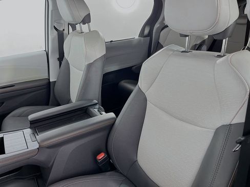 Used 2024 Toyota Sienna XSE AWD/4WD image 29