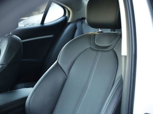 Used 2025 Genesis G70 2.5T image 19