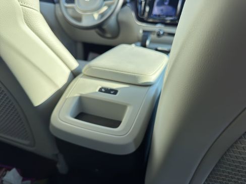 Used 2022 Volvo XC60 B5 Momentum w/ Advanced Package image 13