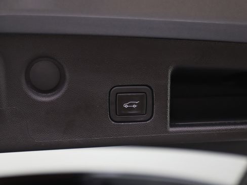 Used 2023 Chevrolet Equinox Premier image 17