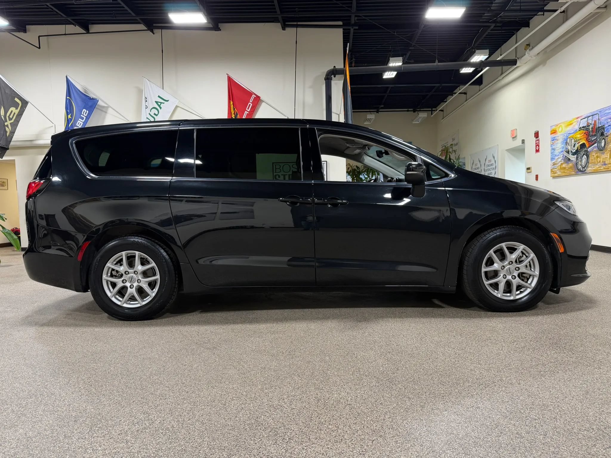 Used 2023 Chrysler Pacifica Touring-L FWD image 4