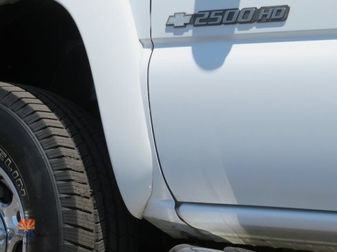Used 2004 Chevrolet Silverado 2500 LT w/ Skid Plate Package AWD/4WD image 32
