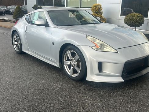 Used 2009 Nissan 370Z Coupe image 2
