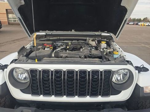 Used 2024 Jeep Gladiator Sport AWD/4WD image 14
