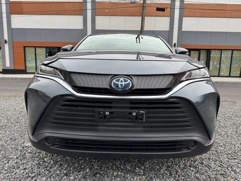 Used 2022 Toyota Venza LE image 2