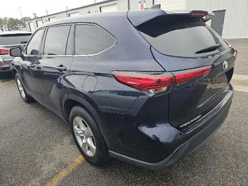 Used 2023 Toyota Highlander LE FWD image 4