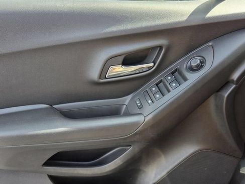 Used 2017 Chevrolet Trax LT w/ LT Convenience Package AWD/4WD image 18