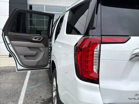 Used 2023 GMC Yukon SLT w/ SLT Premium Package AWD/4WD image 5