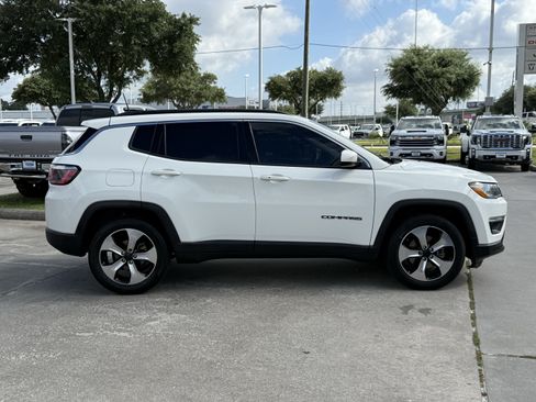 Used 2018 Jeep Compass Latitude w/ Popular Equipment Group FWD image 3