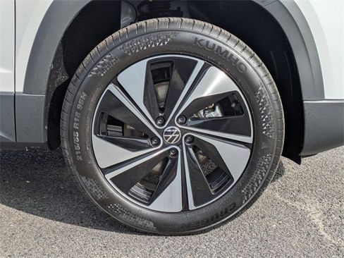 New 2026 Volkswagen Taos SE image 11